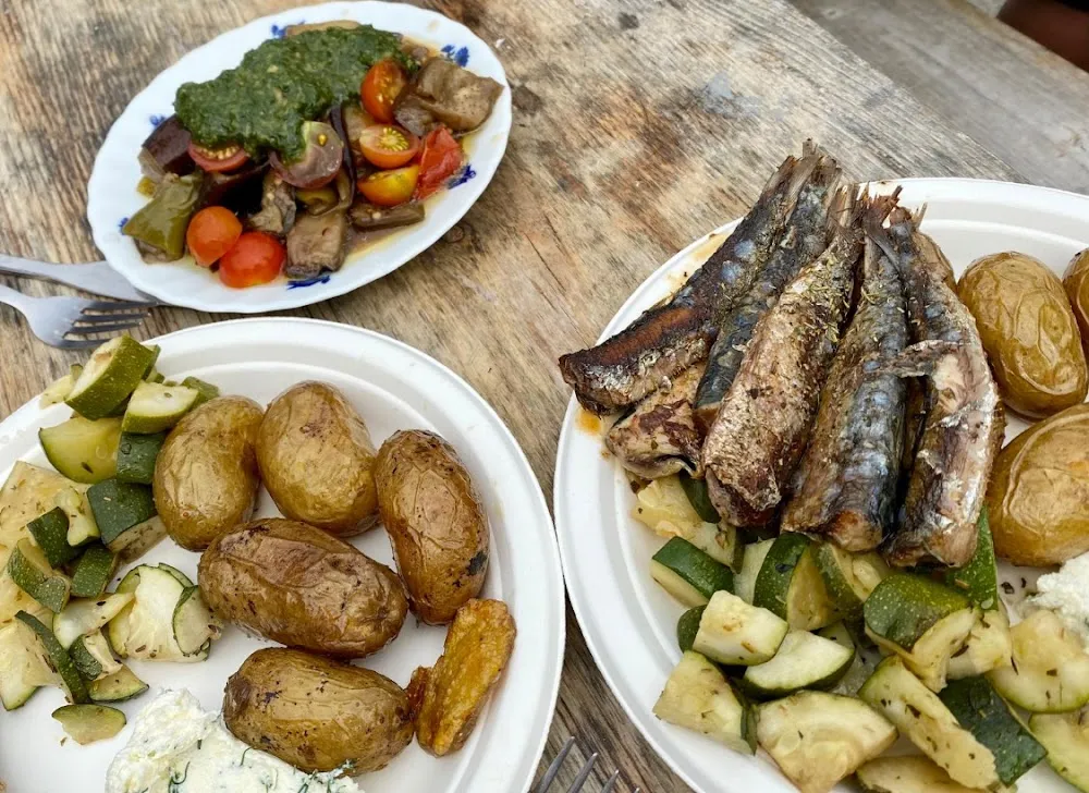 Das Sind Die Drei Gerichte Zur Auswahl Leckeres Bratwürstchen Gegrillte Sardinen Und Salat Pesto